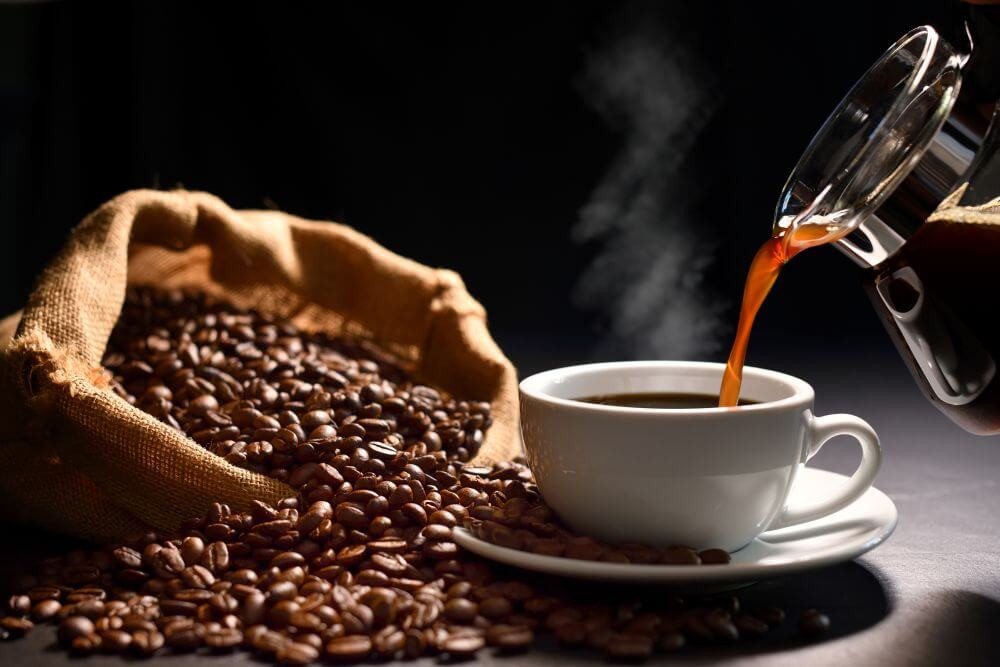 Uống cà phê với liệu lượng vừa phải để đảm bảo an toàn (Ảnh minh họa)
