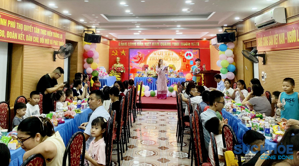 Chương trình “Đêm hội trăng rằm” diễn ra trong không khí vui tươi, ấm áp, tràn đầy tiếng cười của các cháu thiếu niên, nhi đồng