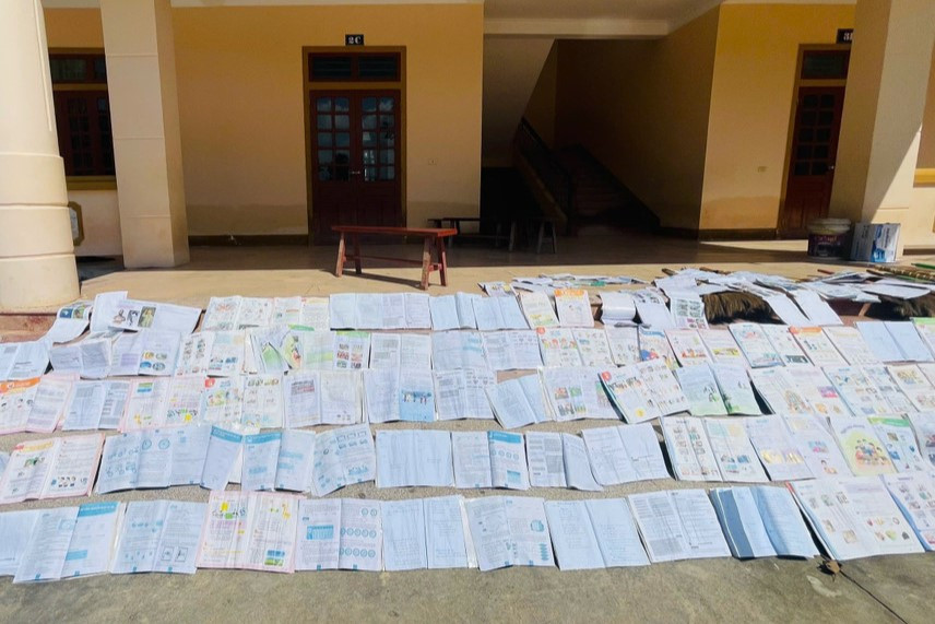 Trường Tiểu học Kỳ Tân phơi những cuốn sách, vở ướt sũng bùn đất