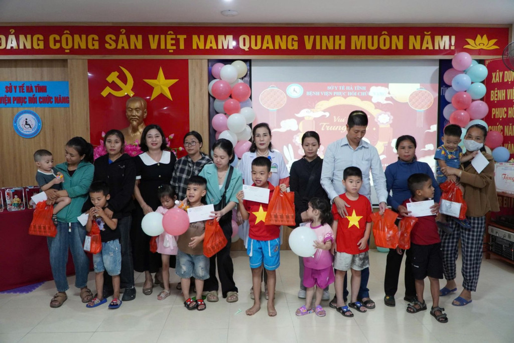 Lãnh đạo Bệnh viện Phục hồi chức năng Hà Tĩnh và các nhà hảo tâm trao quà cho các bệnh nhi
