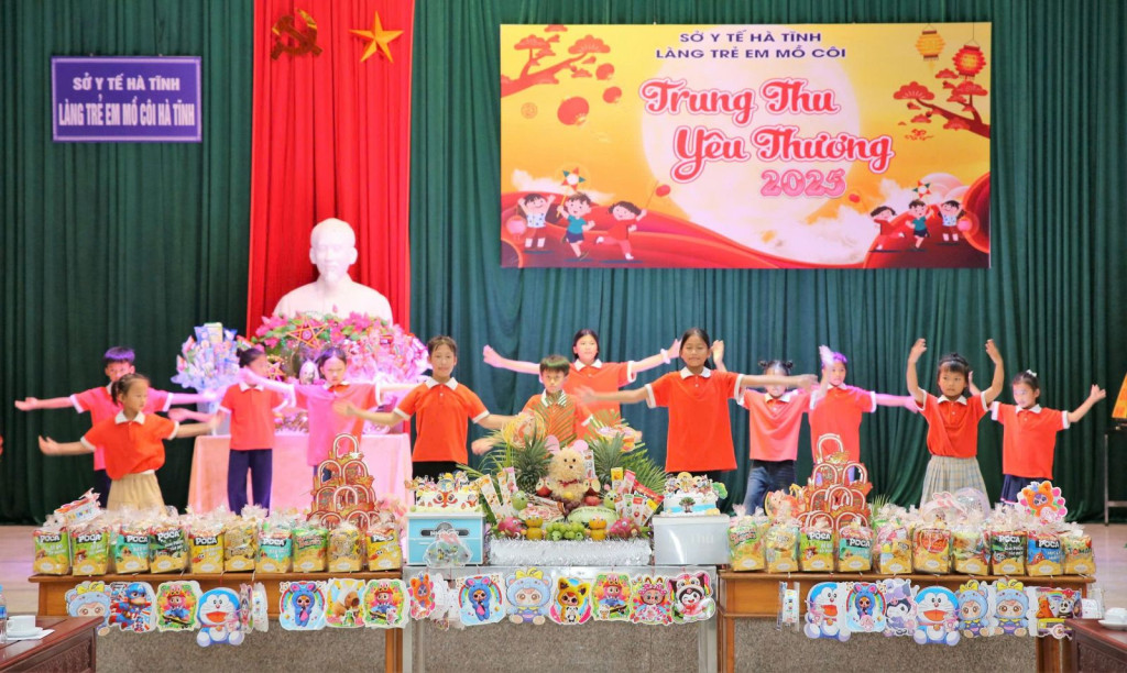 Các em nhỏ Làng trẻ mồ côi Hà Tĩnh biểu diễn văn nghệ vui Tết trung thu
