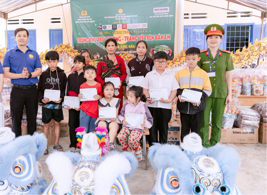 Ông Trần Đình Việt Trưởng Ban tổ chức chương trình và Trung tá Lương Thị Hạnh thuộc Phòng PC06 Công an tỉnh Đắk Lắk đại diện Ban tổ chức trao quà