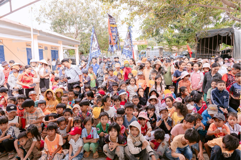 Ban tổ chức chương trình chụp hình lưu niệm cùng chính quyền địa phương và các cháu thiếu niên, nhi đồng (Ảnh:Vịnh Đàm)