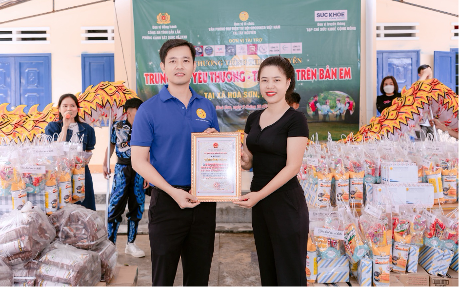 Bà Hồ Thị Thảo -Phó Bí thư thường trực Đảng ủy xã Hòa Sơn trao chứng nhận tri ân “Tấm lòng vàng” tới Ban tổ chức chương trình (Ảnh: Vịnh Đàm)