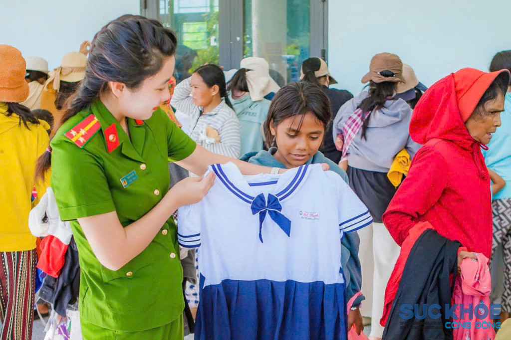 Các em học sinh lựa chọn quần áo tại 