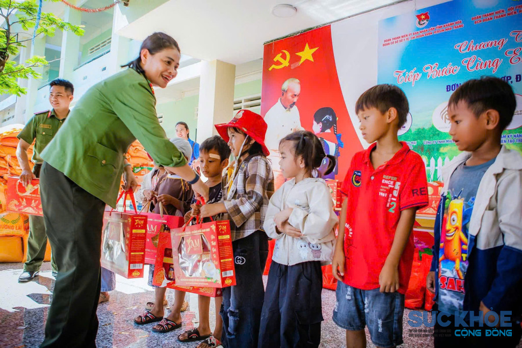 Các em học sinh Trường Tiểu học Phước Thành A nhận quà Trung thu từ Đoàn Thanh niên Công an Khánh Hoà (Ảnh:PV)