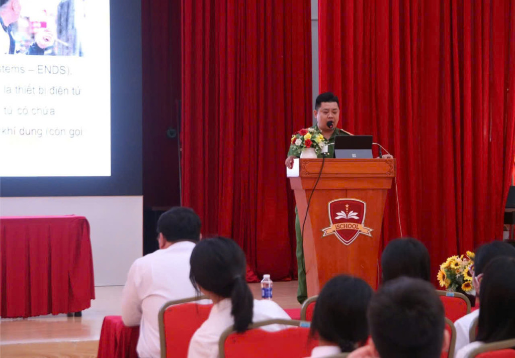 Thiếu tá Nguyễn Đức Hoàng chia sẻ về tác hại của tuý và thuốc lá điện tử (Ảnh: PV)