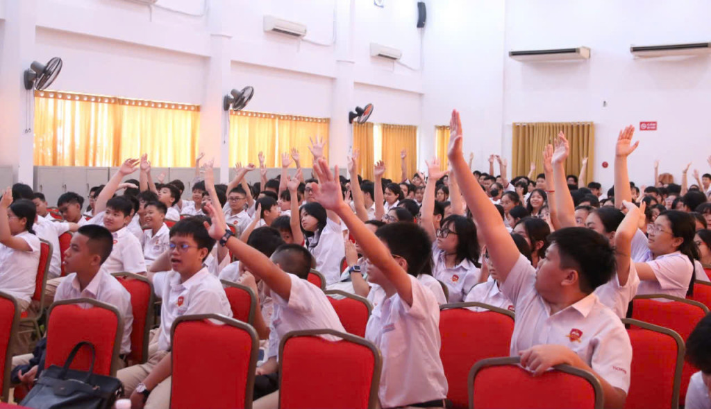 Học sinh trường Ischool Nha Trang tham gia trả lời câu hỏi ( Ảnh: PV)