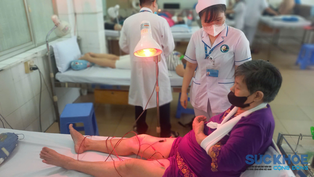 Nhân viên y tế đang hỗ trợ tích cực châm cứu cho bệnh nhân
