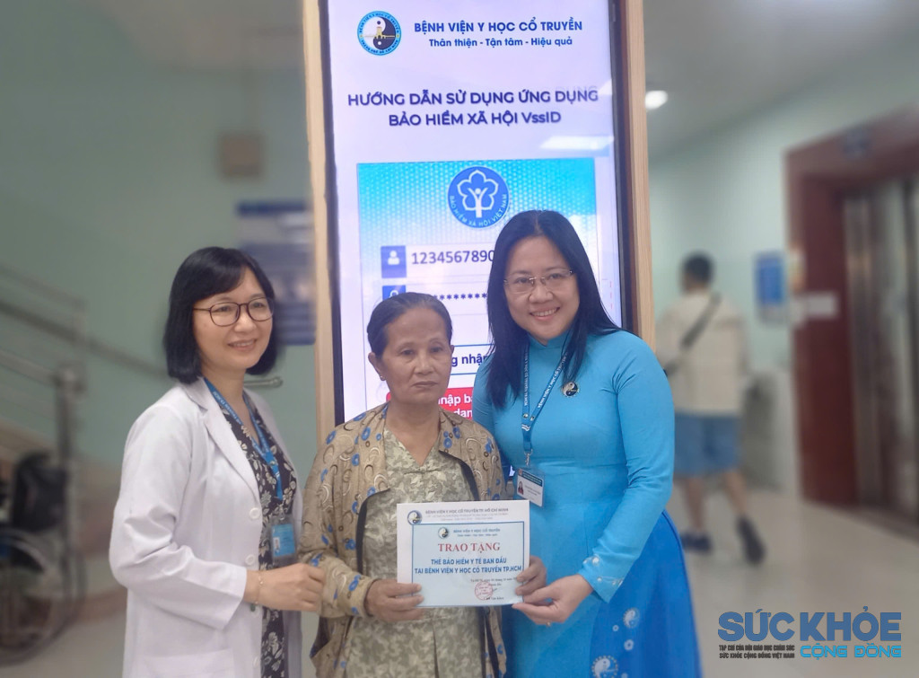  Bệnh viện Y học cổ truyền TP. Hồ Chí Minh trao tặng thẻ BHYT cho người cao tuổi đang sinh sống trên địa bàn các phường Xuân Hòa, Nhiêu Lộc và Bàn Cờ.