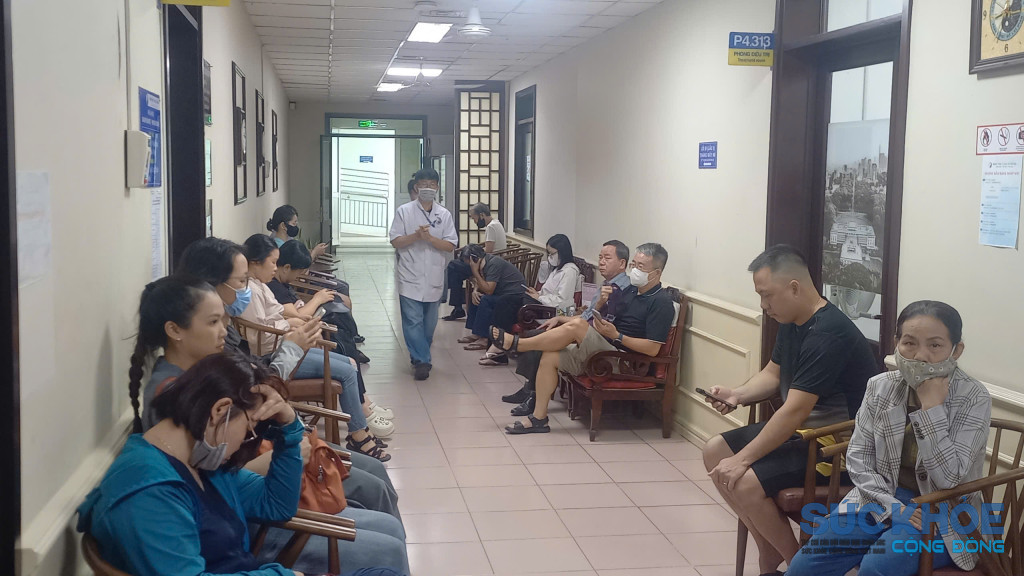 Người dân đang chờ khám chữa bệnh tại Bệnh viện y học cổ truyền TP. Hồ Chí Minh