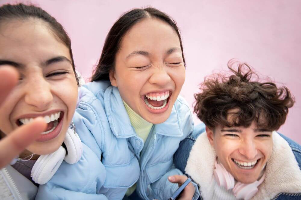 Khi cười sẽ tạo cảm giác thân thiện giúp gắn kết hơn với xã hội (Ảnh minh hoạ)

