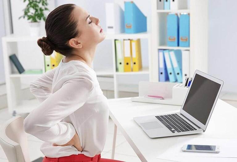 Thói quen ngồi lâu, ít vận động là nguyên nhân hàng đầu khiến bệnh xương khớp ngày càng “trẻ hóa” (Ảnh minh họa)