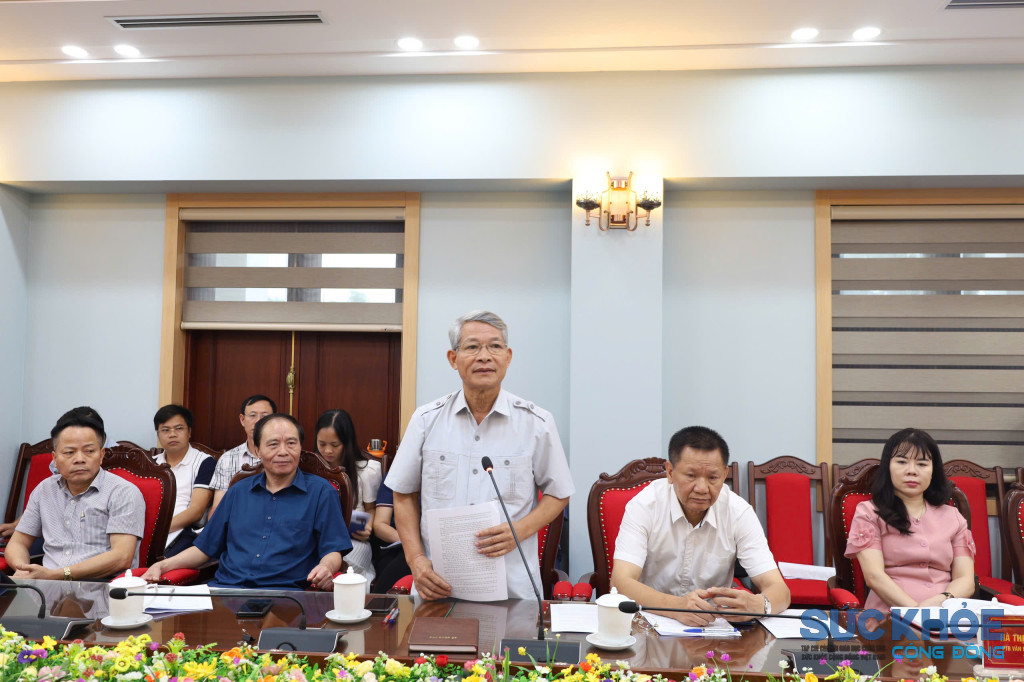Hiệu trưởng Trường THPT Nguyễn Tất Thành phát biểu tại hội nghị 