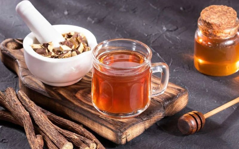 Uống trà cam thảo mỗi ngày giúp giảm tần suất ho (Ảnh minh họa)