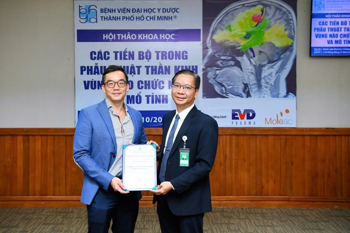 PGS-TS-BS Nguyễn Minh Anh, Phó Giám đốc Bệnh viện Đại học Y Dược TP HCM (phải), trao chứng nhận cho báo cáo viên nước ngoài