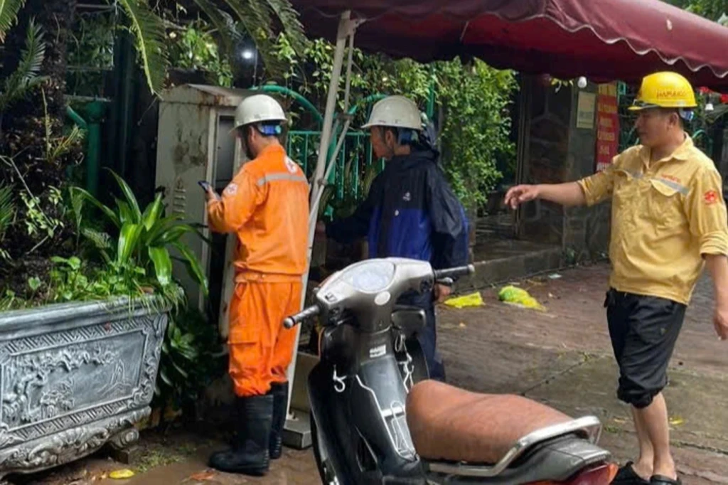 CSGT kịp thời thông báo cho đơn vị điện lực kiểm tra, xử lý sự cố. Ảnh: Công an cung cấp.