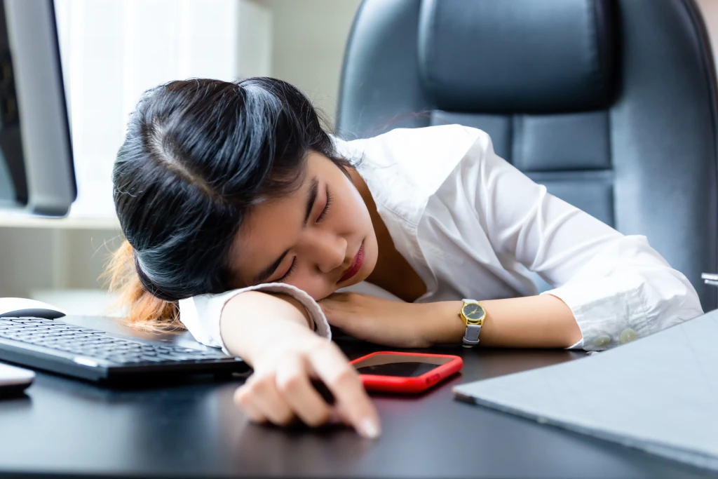 Ngủ gục trên bàn có khả năng gây áp lực kéo dài lên dây thần kinh quay ở cánh tay trên (Ảnh minh họa)