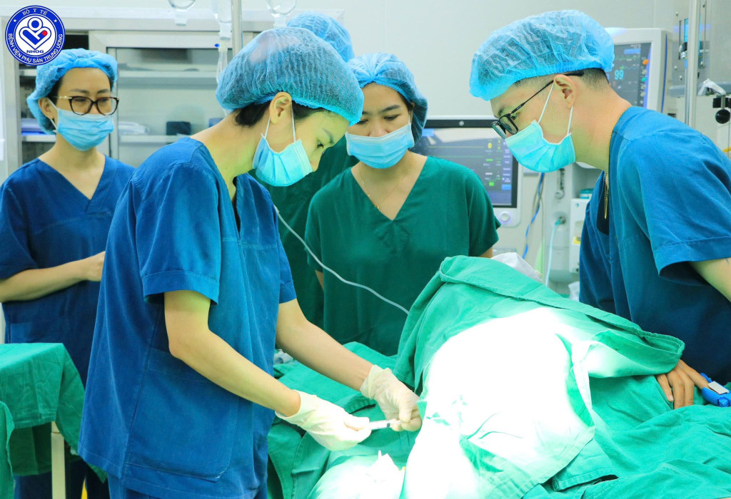 Ekip các bác sĩ đã lựa chọn phương án gây tê tủy sống, chuẩn bị mọi kịch bản dự phòng. Bệnh nhân chỉ có thể nửa nằm nửa ngồi. Đó là tình huống vô cùng thách thức, đòi hỏi sự phối hợp chặt chẽ của toàn bộ ê-kíp