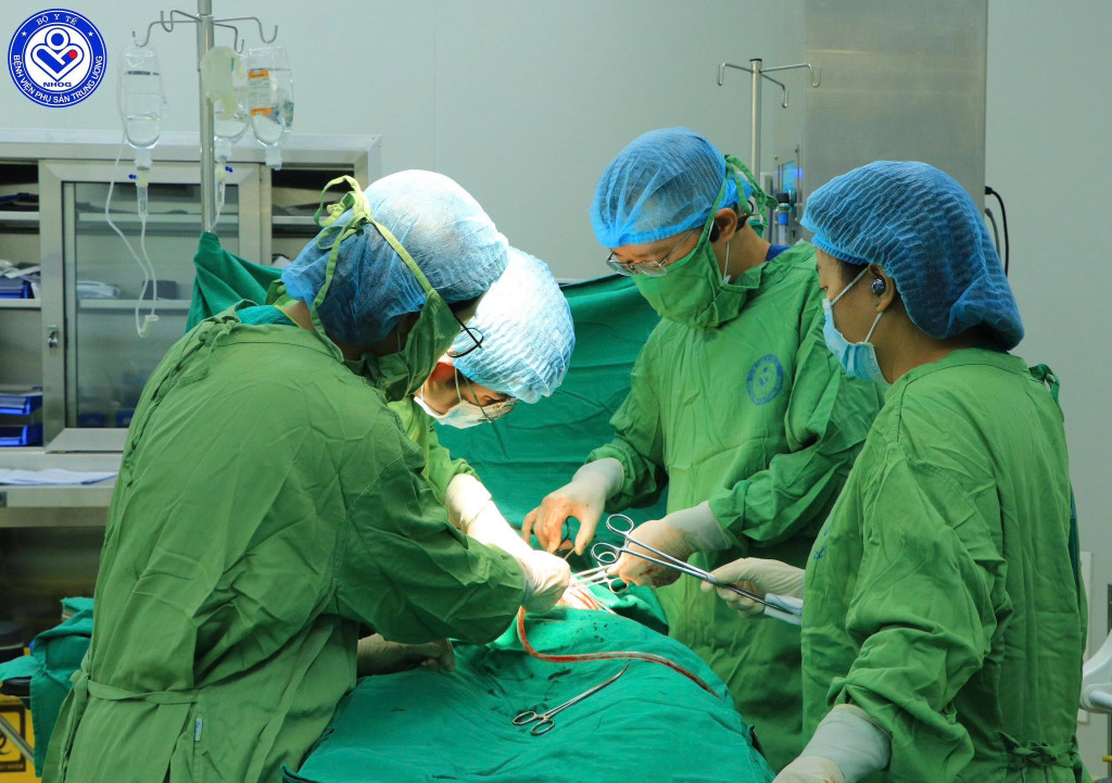Ca phẫu thuật được thực hiện bởi TS.BS. Nguyễn Thái Giang – Phó Trưởng khoa Phụ Ung thư (Ảnh: BVCC)