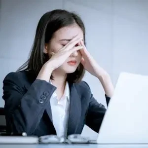 Giữ tư thế ngồi chuẩn và khoảng cách vừa đủ với màn hình máy tính (Ảnh minh họa)