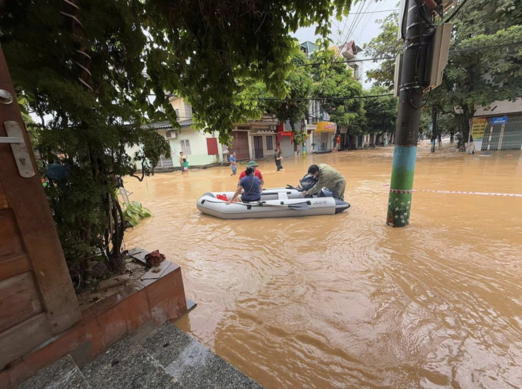 Lực lượng chức năng dùng xuồng chuyên dụng hỗ trợ người dân di chuyển đến nơi an toàn