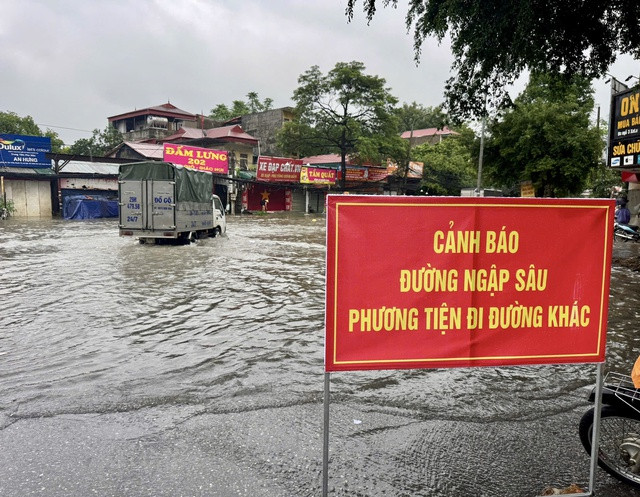 Nhiiều biển cảnh báo được đặt tại các tuyến phố ngập sâu (Ảnh: VGP/TC)