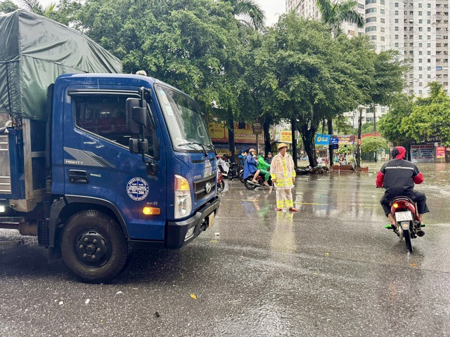 Lực lượng công an ứng trực từ sáng sớm ngày 7/10 (Ảnh: VGP/TC)