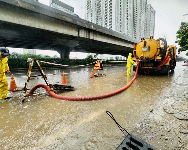 Lực lượng chức năng ứng trực trên đường Nguyễn Xiển (Ảnh: VGP/TL)
