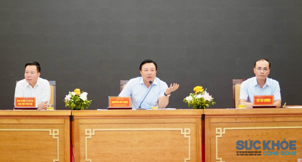 Phó Chủ tịch UBND tỉnh Nguyễn Huy Ngọc điều hành hội nghị