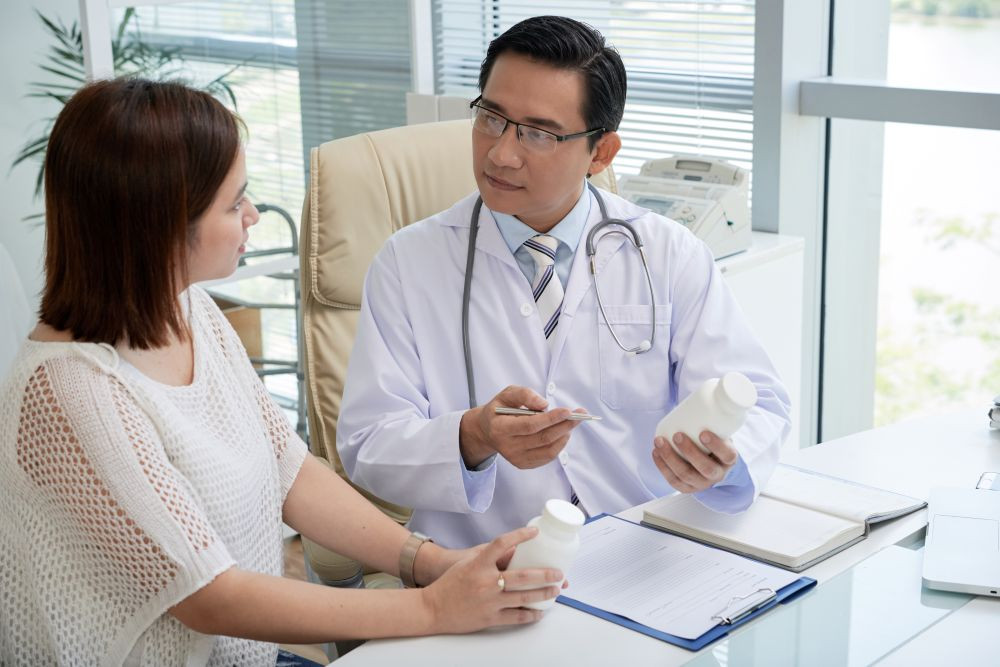 Tham khảo ý kiến của chuyên gia hoặc bác sĩ để có chế độ ăn phù hợp (Ảnh minh họa)
