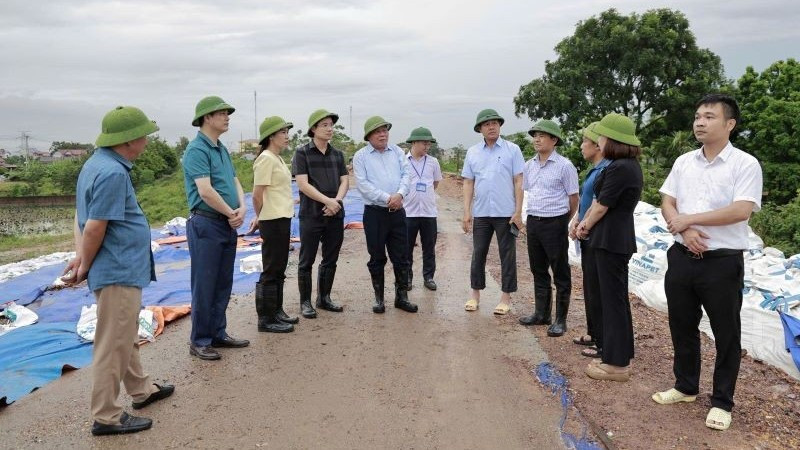 ồng chí Nguyễn Văn Phong, Phó Bí thư Thành ủy Hà Nội cùng các đồng chí lãnh đạo xã Đa Phúc kiểm tra an toàn các tuyến đê sông Cầu, sông Cà Lồ trên địa bàn Đa Phúc
