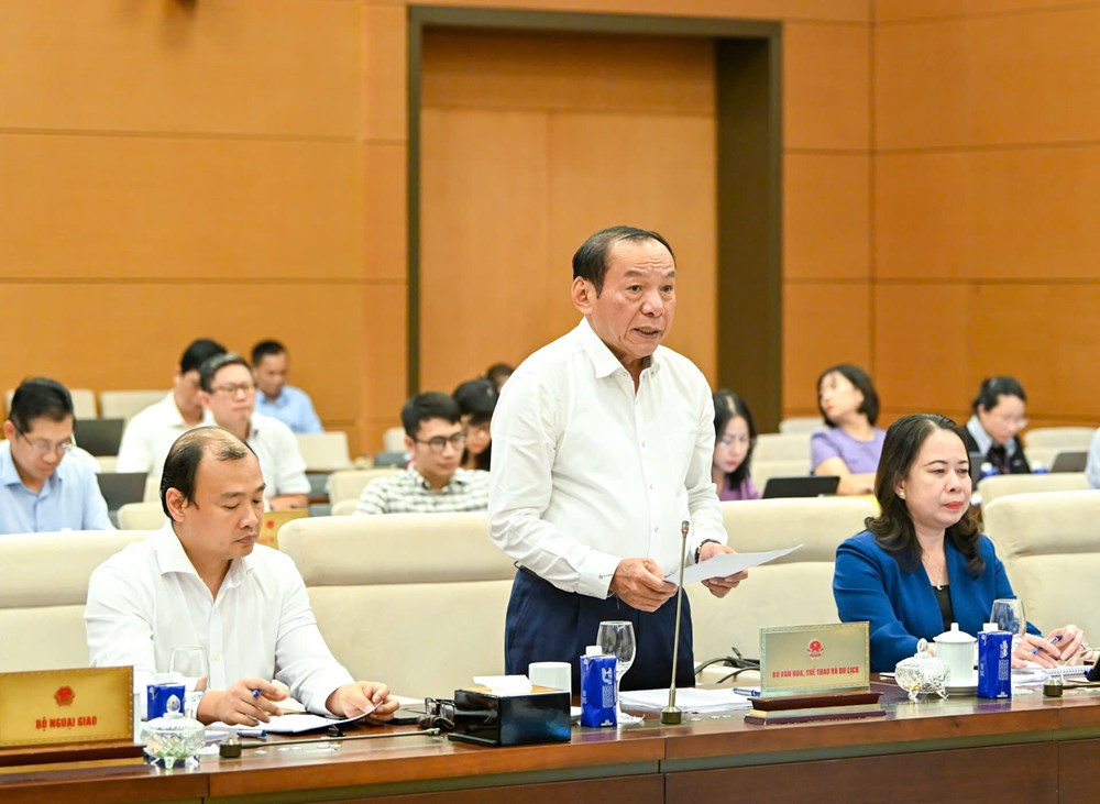 Bộ trưởng Nguyễn Văn Hùng trình bày những nội dung cơ bản của dự án Luật