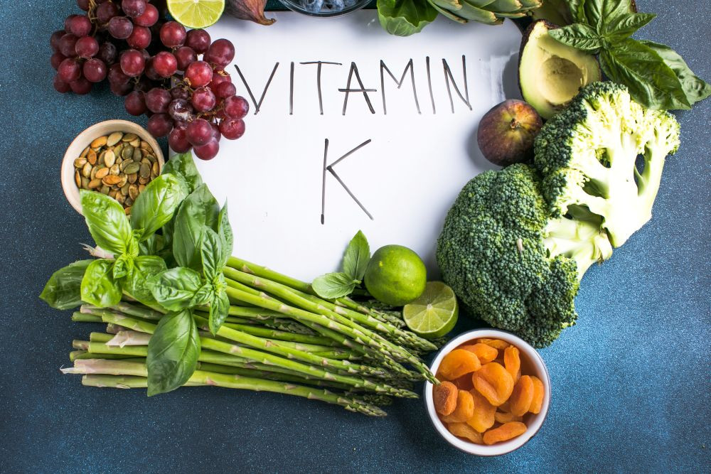 Tránh ăn quá nhiều thực phẩm chứa vitamin K trong một ngày (Ảnh minh họa)
