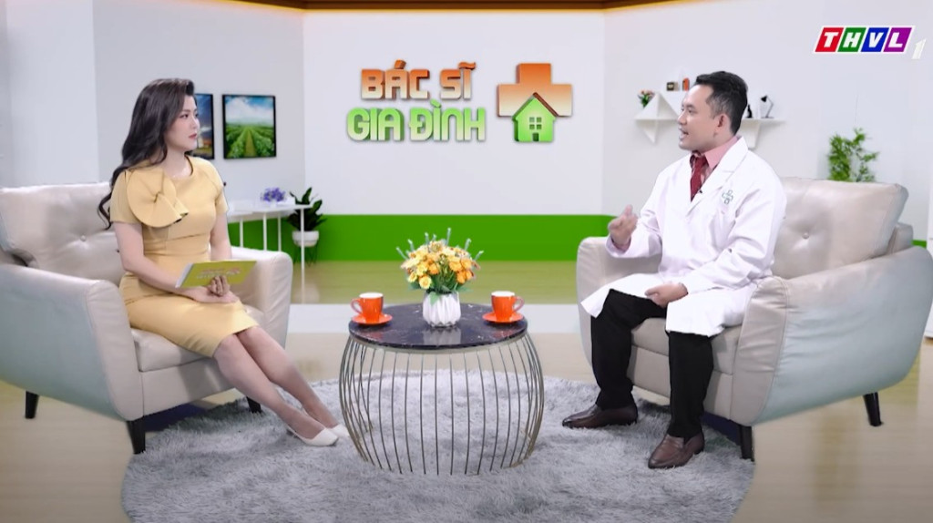 MC Thanh Phương trò chuyện cùng bác sĩ Trương Đình Đức trong chương trình “Bác sĩ gia đình” (Ảnh Bee Comm)
