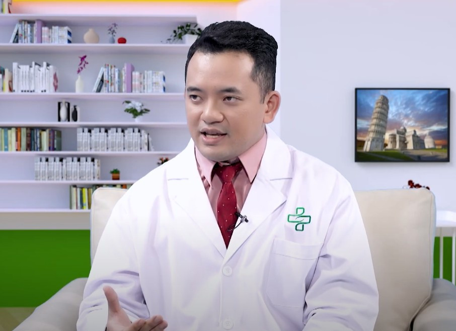 Bác sĩ Trương Đình Đức (Bệnh viện Vạn Phúc City, TP.HCM) chia sẻ về nguyên nhân khiến xương liền chậm và cách phục hồi hiệu quả (Ảnh Bee Comm)