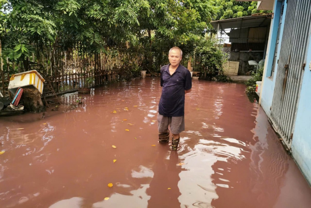 Cuộc sống của gia đình ông Vinh bị đảo lộn bởi nước ngập tràn vào kẹt giữa hai nguồn nước đỏ - đen. Khi tạnh mưa, nước rút, ông Vinh cảm thấy bức xúc vì nguồn thải bí ẩn đổ về 