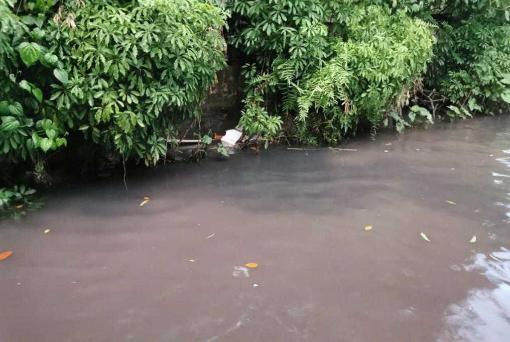 Nguồn thải bí ẩn đỏ - đen hòa vào nhau tại phố Phú Minh khiến người dân lo lắng về sức khỏe nếu tình trạng này vẫn tái diễn 