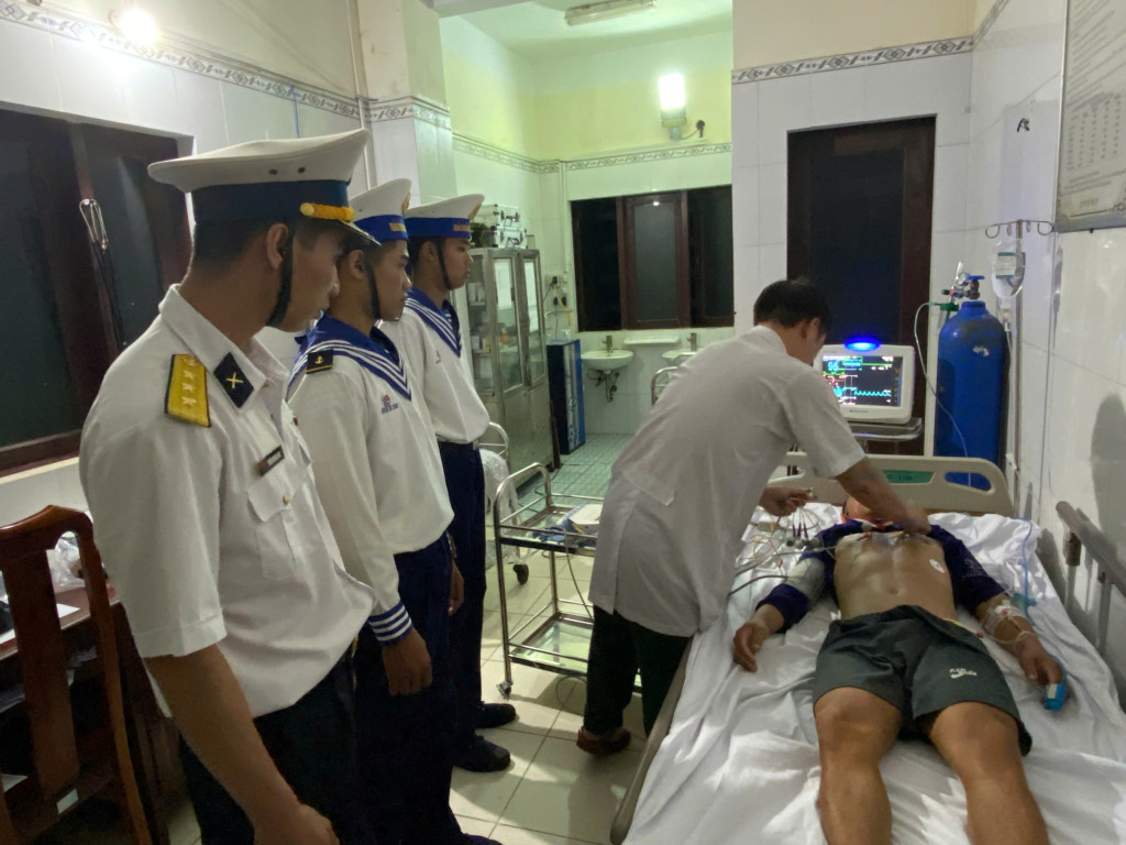 Bác sĩ Bệnh xá Trường Sa khám bệnh cho ngư dân (Ảnh:Ngọc Ánh - Huy Phụng)