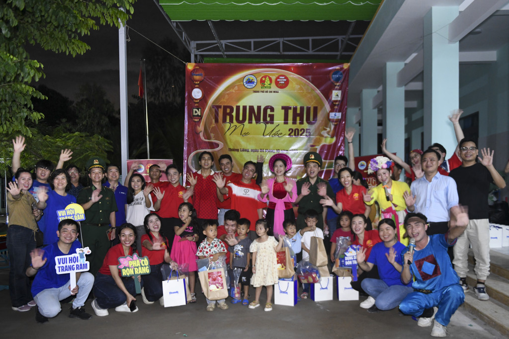 Hành trình yêu thương tiếp tục lan tỏa khi Vinamilk cùng các nghệ sĩ, tình nguyện viên mang hàng chục ngàn sản phẩm dinh dưỡng đến với thiếu nhi đảo Thiềng Liềng (thành phố Hồ Chí Minh) trong chương trình “Trung thu mơ ước”.