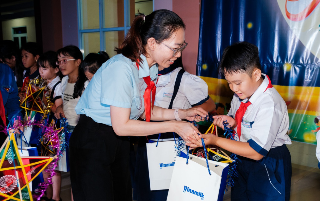Tại chương trình “Ánh trăng hòa bình” ở xã Kim Long (thành phố Hồ Chí Minh), những món quà dinh dưỡng của Vinamilk được trao đến các em nhỏ với rất nhiều yêu thương