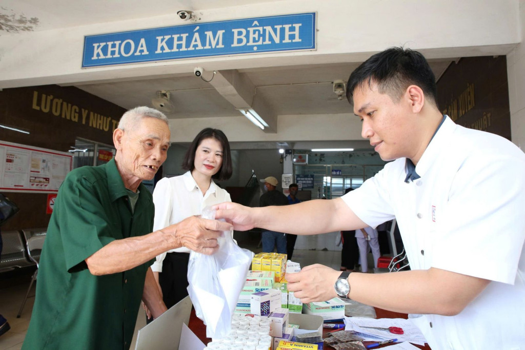 Người dân được khám và cấp thuốc miễn phí