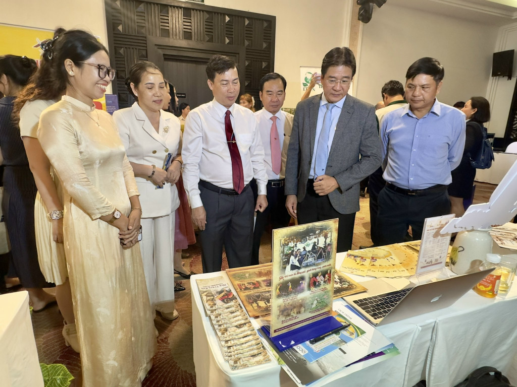 Lãnh đạo 2 tỉnh tham quan các gian hàng trung bày ( Ảnh: Thanh Huy)