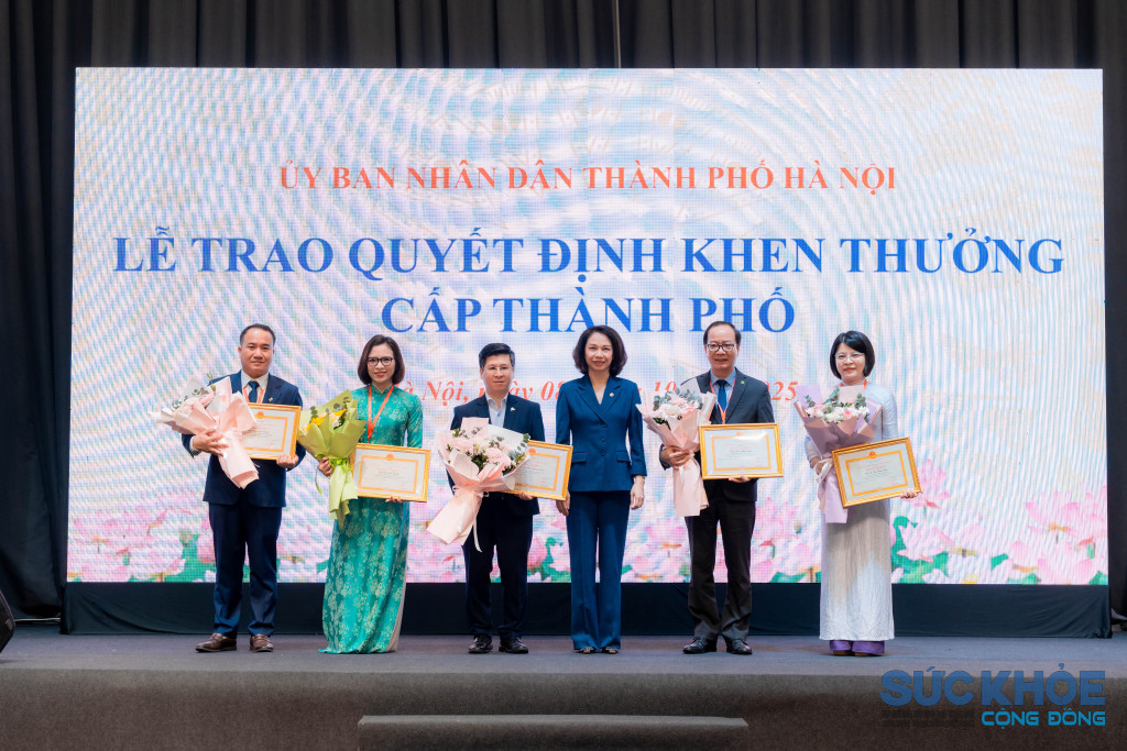 Trao Bằng khen của UBND thành phố tặng các gương điển hình