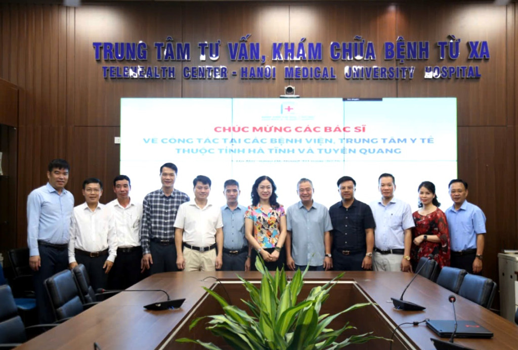 Các bác sĩ Bệnh viện Đại học Y Hà Nội về khám, điều trị cho bệnh nhân tại Hà Tĩnh