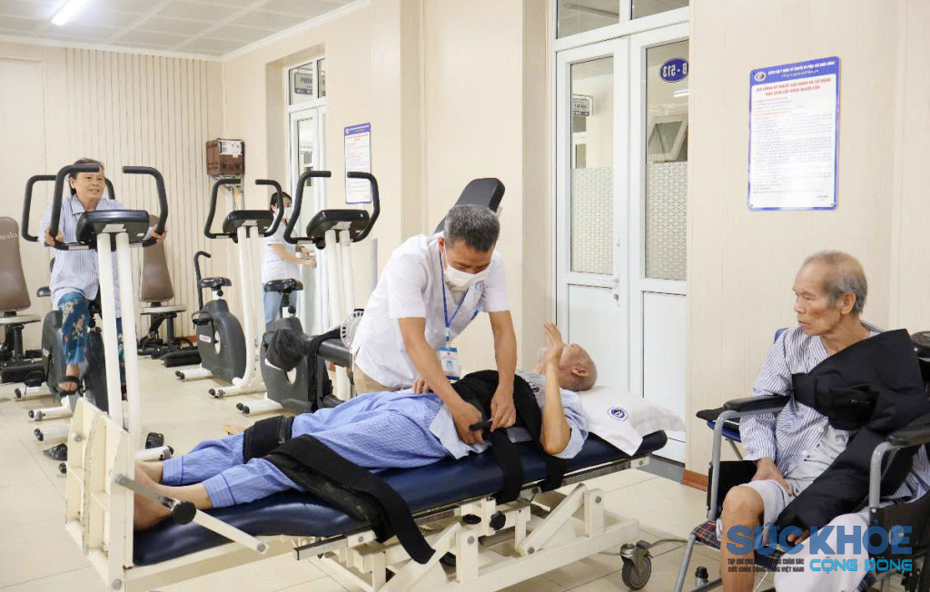 Bệnh viện điều trị phương pháp “tập bàn xiên” - giải pháp trị liệu hiện đại kết hợp y học cổ truyền mang lại hiệu quả rõ rệt trong quá trình phục hồi chức năng