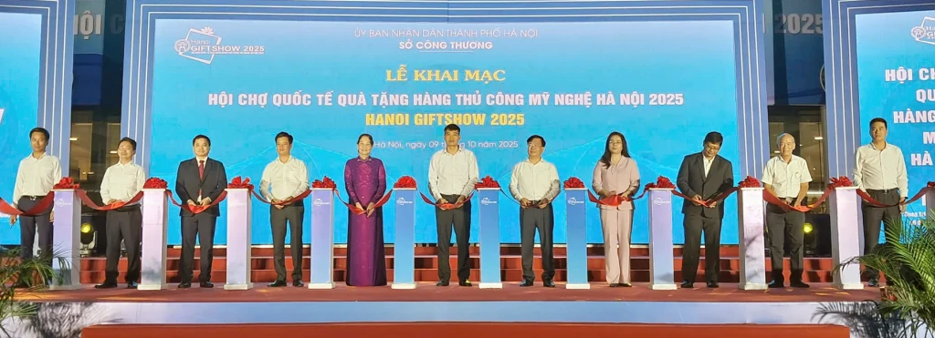 Các đại biểu cắt băng 