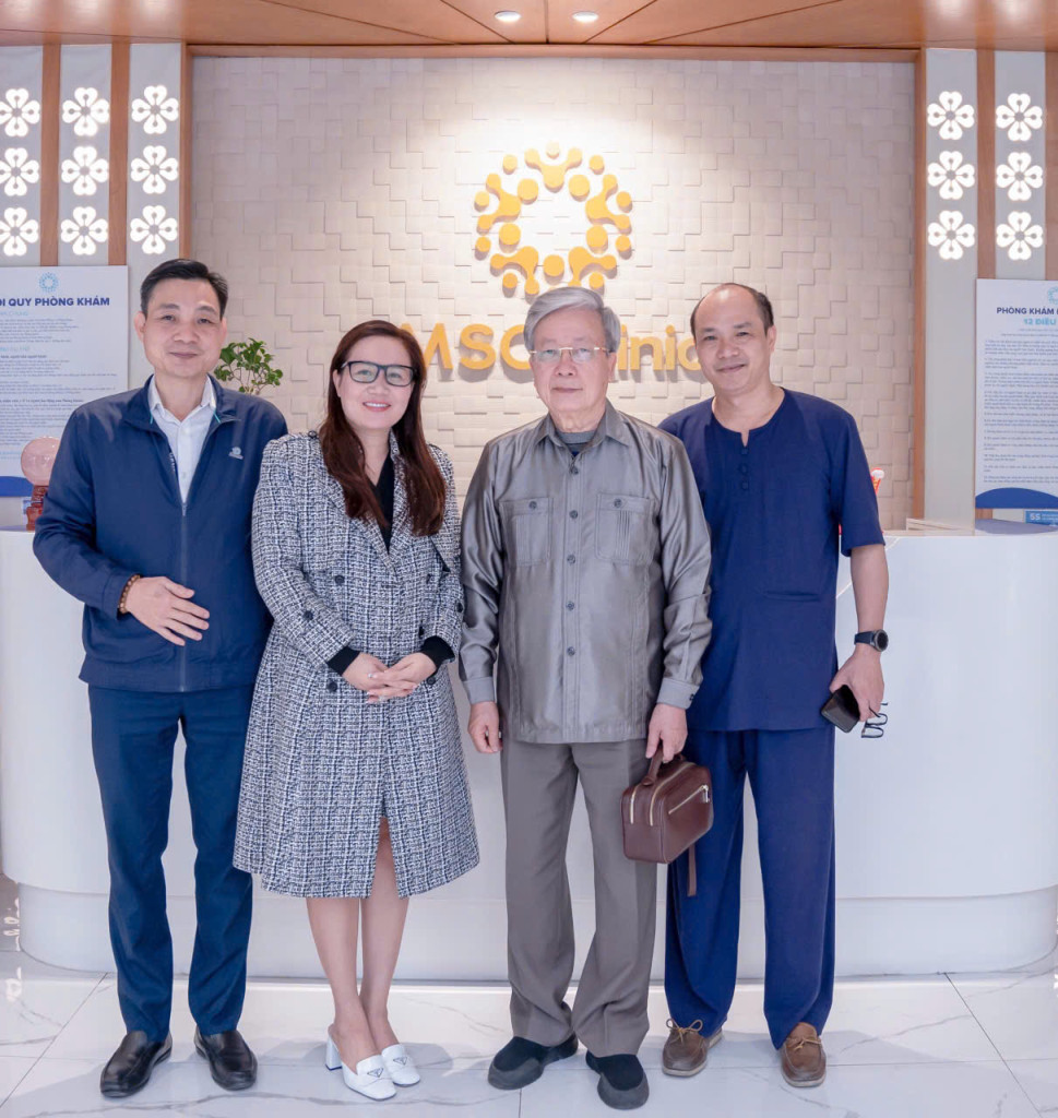 Lương y Phạm Khắc Thảo chụp ảnh kỷ niệm cùng Chủ tịch Hội VACHE Nguyễn Hồng Quân
