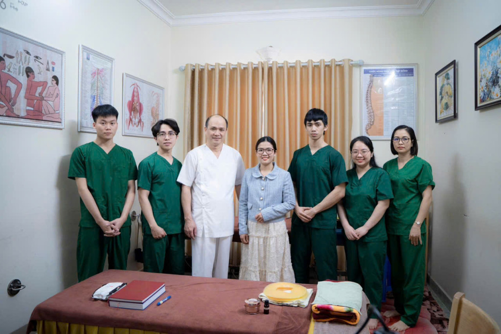 Lương y Phạm Khắc Thảo cùng tập thể nhân viên phòng khám gìn giữ và lan tỏa giá trị của y học cổ truyền
