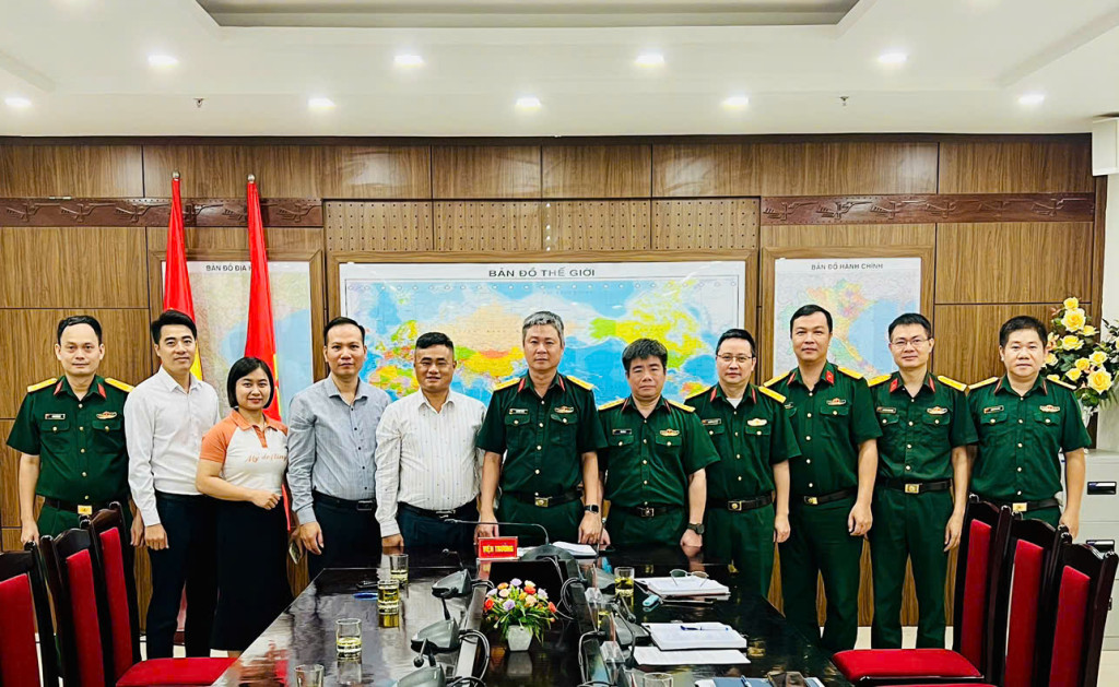 Đại diện hai bên chụp ảnh lưu niệm sau lễ ký kết hợp tác phân phối độc quyền máy vật lý trị liệu Wonder MF5-08 New.